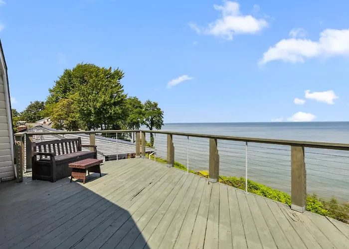 Sunset Haven - Lakeside Retreat In Gotl